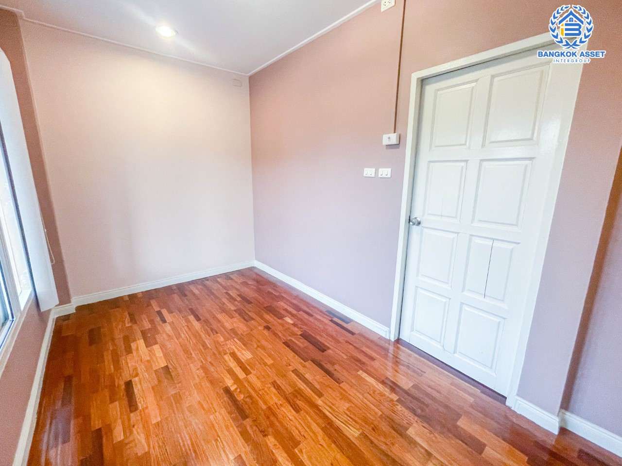 บ้านเดี่ยวมือสองย่านนนทบุรี ม.ธารา ราชพฤกษ์-ปิ่นเกล้า บ้านสวย พร้อมอยู่ เนื้อที่ 56 ตร.ว. ฟังก์ชัน 3 ห้องนอน 3 ห้องน้ำ 2 ที่จอดรถ แถมฟรี !!! เครื่องปรับอากาศ 2 เครื่อง+เครื่องดูดควัน 1 เครื่อง บนทำเลเชื่อมสู่ถนนกาญจนาภิเษก รายล้อมด้วยสิ่งอำนวยความสะดวกครบครัน ใกล้รถไฟฟ้าสายสีแดงอ่อน "สถานีตลิ่งชัน" และจุดขึ้นทางด่วน "ศรีรัช"